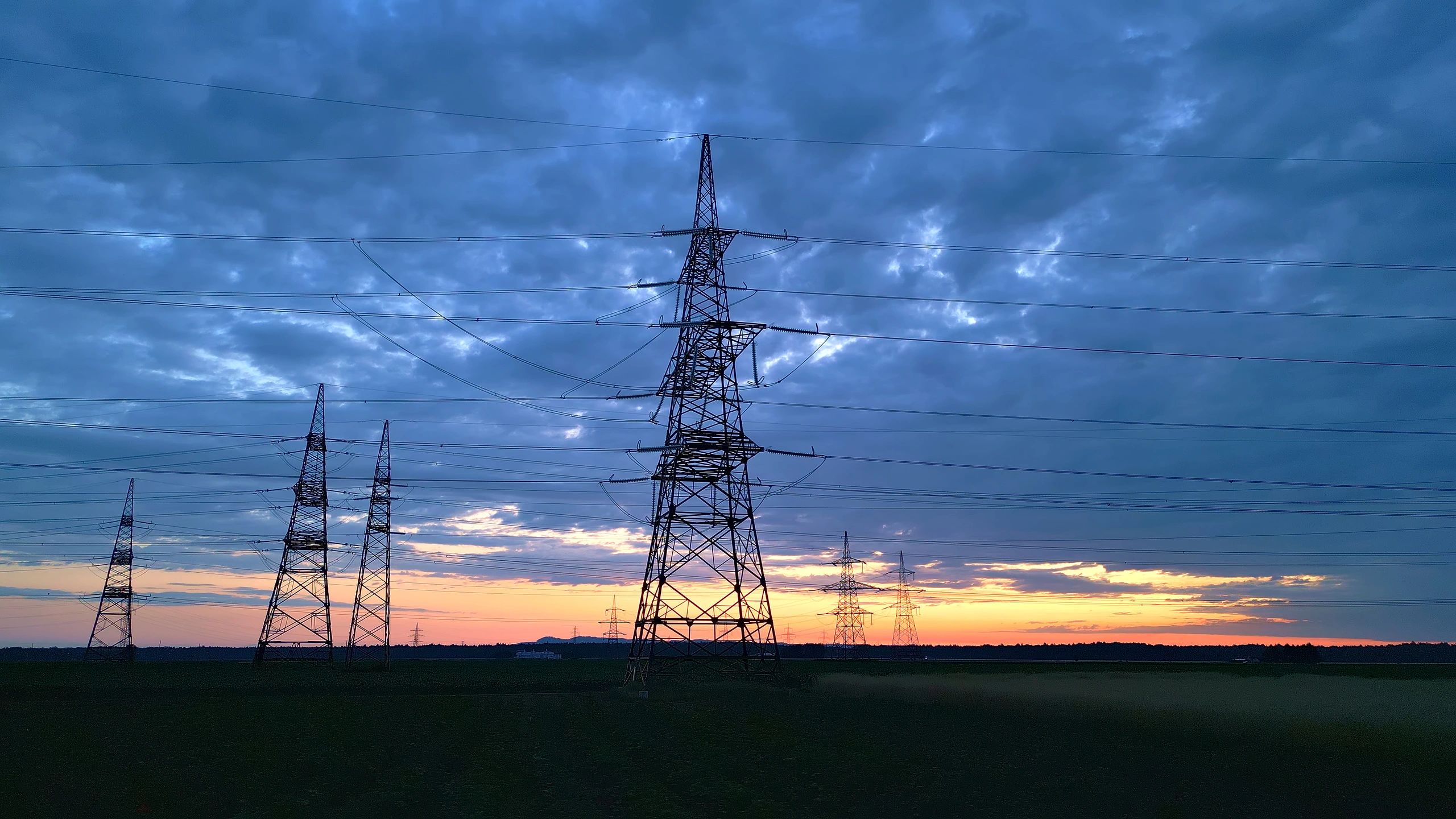 Power transmission infrastructure at dusk